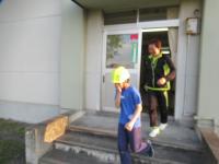 非常口から避難します。