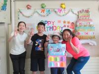 誕生日カードをもらって記念撮影。