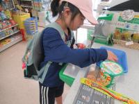 店員さんにお金を渡します。